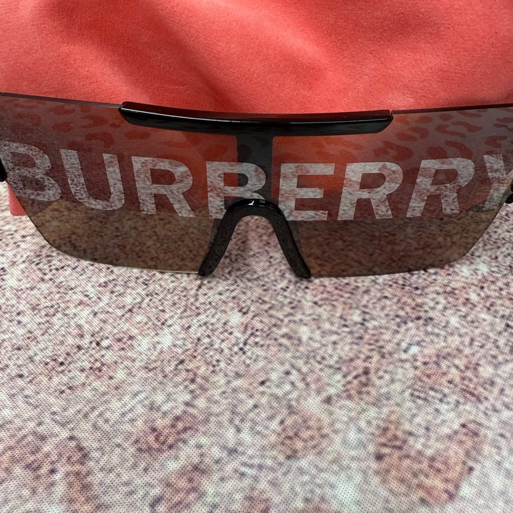 NWOT Burberry Black and Brown Sunglasses